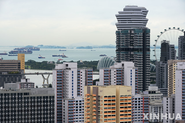 [싱가포르=신화/뉴시스]지난 1월4일 바다 배경의 싱가포르 고층건물 모습. 2021.01.05.