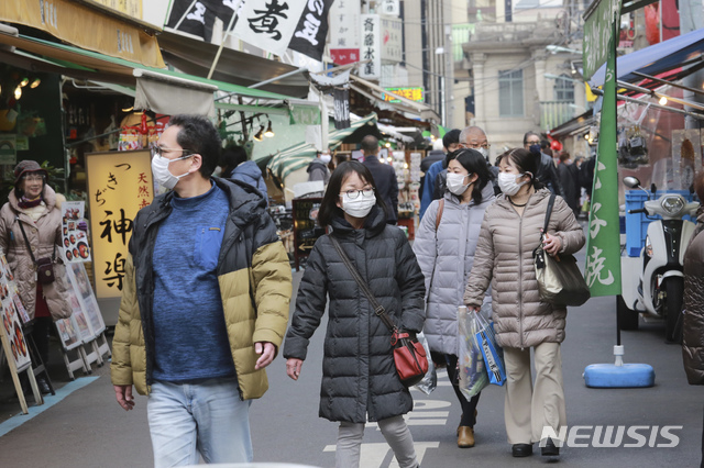  [도쿄=AP/뉴시스]5일 일본 도쿄의 츠키지 수산 시장에서 코로나19 확산 방지를 위해 마스크를 쓴 시민들이 장을 보러 나와 둘러보고 있다. 2021.01.05. 