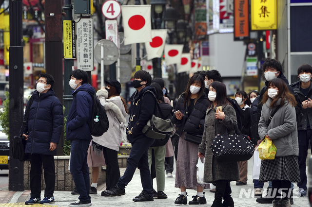 [도쿄=AP/뉴시스] 지난 5일 일본 도쿄 시부야에서 신종 코로나바이러스 감염증(코로나19) 감염 예방을 위해 마스크를 쓴 시민들이 횡단보도를 건너기 위해 기다리고 있다. 일본 정부는 오는 7일 긴급사태 선언을 발령할 전망이다. 2020.01.06.