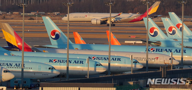 인천국제공항 계류장에 대한항공과 아시아나항공 여객기가 보이고 있다. 