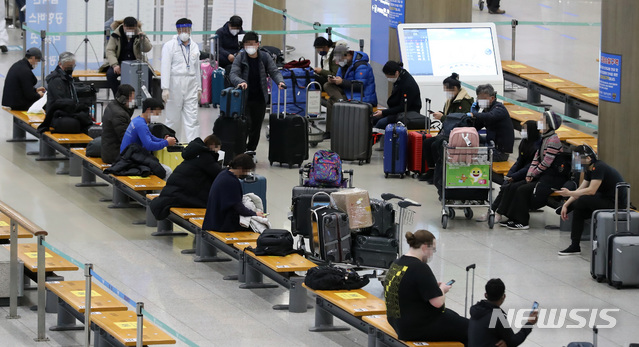 [인천공항=뉴시스]이영환 기자 = 영국에서 들어온 입국자 중 2명에게서 신종 코로나 바이러스 감염증(코로나19) 변이가 확인된 5일 오후 인천국제공항 제1여객터미널에서 입국 승객들이 대중교통을 이용하기 위해 대기하고 있다. 이날 확인된 2건을 포함해 영국에서 보고된 변이 11건, 남아프리카공화국에서 보고된 변이 1건 등 총 12건이 국내에서 확인됐다. 2021.01.05. 20hwan@newsis.com