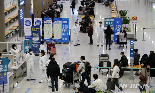 [인천공항=뉴시스]이영환 기자 = 영국에서 들어온 입국자 중 2명에게서 신종 코로나 바이러스 감염증(코로나19) 변이가 확인된 5일 오후 인천국제공항 제1여객터미널에서 입국 승객들이 대중교통을 이용하기 위해 대기하고 있다. 이날 확인된 2건을 포함해 영국에서 보고된 변이 11건, 남아프리카공화국에서 보고된 변이 1건 등 총 12건이 국내에서 확인됐다. 2021.01.05. 20hwan@newsis.com