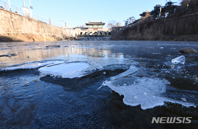 [수원=뉴시스] 김종택기자 = 6일 오전 경기도 수원시 팔달구 수원천이 꽁꽁 얼어있다. 2021.01.06. jtk@newsis.com