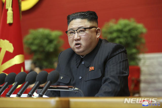[평양=AP/뉴시스]지난 1월5일 김정은 북한 국무위원장이 평양에서 열린 노동당 제8차 대회에 참석해 연설하고 있다. 2021.01.06.