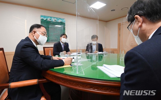 [서울=뉴시스]홍남기 부총리 겸 기획재정부 장관이 6일 서울 종로구 정부서울청사에서 관계장관회의(녹실회의)를 주재, 주택 수급 대책의 추진상황을 점검하고 향후계획 등을 논의하고 있다. 2021.01.06. (사진=기획재정부 제공) photo@newsis.com