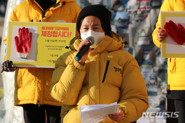 [서울=뉴시스]전진환 기자 = 정의당 강은미 원내대표가 6일 오전 국회 본청 단식농성장 앞에서 열린 중대재해기업처벌법 제정 관련 대표단 - 의원단 긴급 기자회견에서 발언하고 있다. (공동취재사진) 2021.01.06. photo@newsis.com