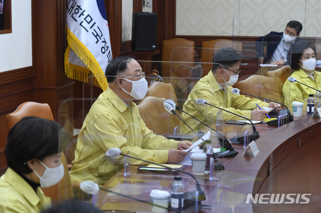 [서울=뉴시스]김명원 기자 = 홍남기 경제부총리 겸 기획재정부 장관이 6일 오전 서울 종로구 정부서울청사에서 열린 제25차 비상경제 중앙대책본부(중대본) 회의 겸 제8차 한국판 뉴딜 관계장관회의에 참석해 발언하고 있다. (공동취재사진) 2021.01.06. photo@newsis.com