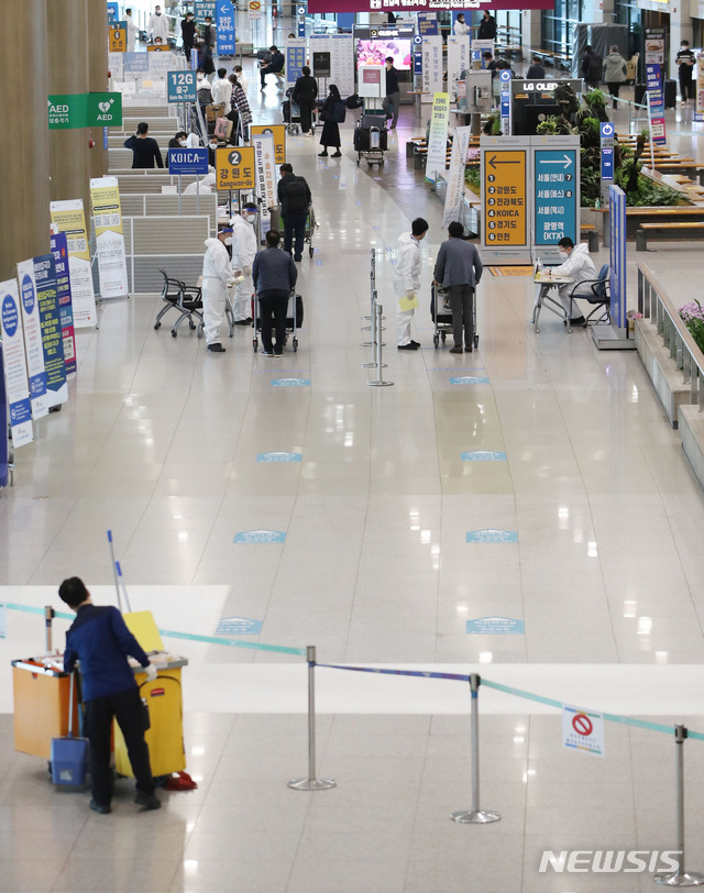 [인천공항=뉴시스]박주성 기자 = 국내에서 코로나19 영국, 남아공발 변이 바이러스 감염자가 추가로 확인되고 있는 가운데 6일 오전 인천국제공항 제1여객터미널 입국장에서 방역 관계자들이 해외입국자들을 안내하고 있다. 2021.01.06. park7691@newsis.com