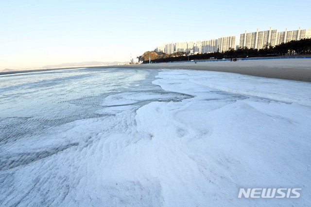 [부산=뉴시스] 하경민 기자 = 전국에 강력한 한파가 덮친 6일 오전 부산 사하구 다대포해수욕장 백사장에서 바닷물이 얼어 있다. 부산기상청은 이날 부산의 아침최저기온은 영하 5.9도, 체감온도 영하 14.5도를 기록했다고 밝혔다. 2021.01.06. yulnetphoto@newsis.com