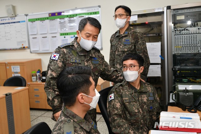 [서울=뉴시스]이성용 공군참모총장이 6일 공군 방공관제사령부 예하 제8218부대를 찾아 신종 코로나바이러스 감염증(코로나19) 장기화와 혹한의 날씨 등 어려운 여건 속에서도 군사대비태세 유지를 위해 최선을 다하고 있는 장병과 군무원을 격려하고 있다. 2021.01.06. (사진=공군 제공) photo@newsis.com