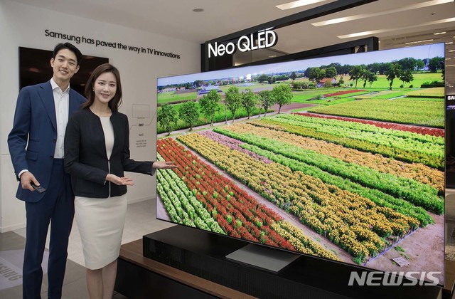 [서울=뉴시스]삼성전자는 6일(현지시간) '삼성 퍼스트 룩 2021(Samsung First Look 2021)' 행사를 온라인으로 개최했다. 삼성전자 모델이 수원 삼성 디지털시티에서 2021년 신제품 Neo QLED TV를 소개하고 있다. 2021.01.07. (사진=삼성전자 제공) photo@newsis.com