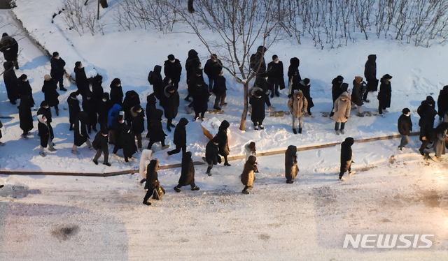 [수원=뉴시스] 김종택기자 = 전국적으로 폭설을 동반한 강력한 한파가 이어진 7일 오전 경기도 수원시 영통구 망포역 인근 버스 정류장에서 출근길 시민들이 버스를 기다리고 있다. 2021.01.07. jtk@newsis.com