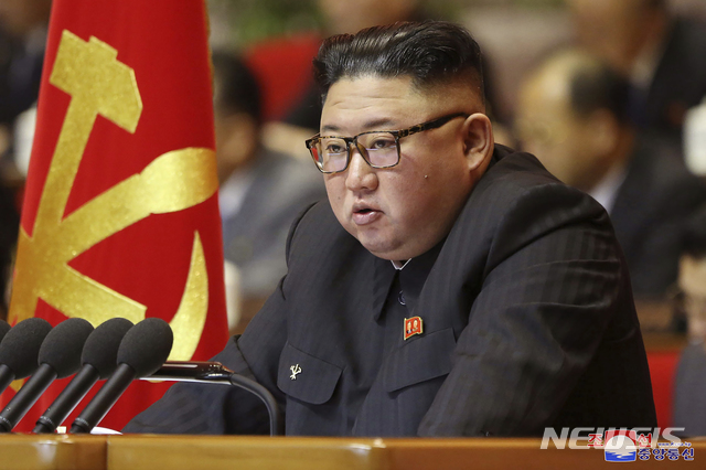[평양=AP/뉴시스]북한 조선중앙통신이 제공한 사진에 김정은 국무위원장이 6일 평양에서 열린 노동당 제8차 회의 2일차 회의에 참석하고 있다. 2021.01.07.