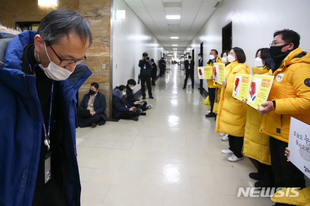 [서울=뉴시스]최동준 기자 = 정의당 강은미 원내대표를 비롯한 의원들이 7일 서울 여의도 국회 법제사법위원회 회의실 앞에서 중대재해기업처벌법을 후퇴한 내용으로 합의한 더불어민주당과 국민의힘을 규탄하는 구호를 외치고 있다. (공동취재사진) 2021.01.07. photo@newsis.com