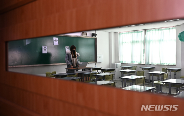 [수원=뉴시스] 지난해 1월 경기도 한 고등학교 교실이 빈 채 코로나19로 인한 온라인 졸업식이 진행되고 있다. (사진=뉴시스DB). 2022.10.17. photo@newsis.com