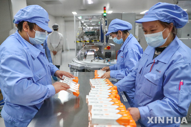 [베이징=신화/뉴시스]지난 1월6일 중국 베이징 소재 시노백 연구개발 플랜트에서 직원들이 신종 코로나바이러스 감염증(코로나19) 백신을 다루고 있다. 2021.02.06.