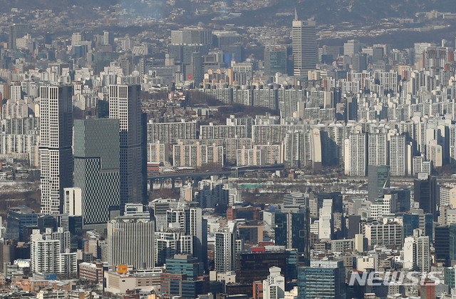 [서울=뉴시스]박미소 기자 = 서울 송파구 롯데월드타워 서울스카이 전망대에서 바라본 서울 시내의 아파트 단지. 2021.01.07. misocamera@newsis.com