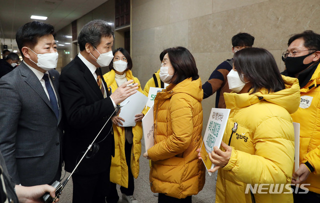 [서울=뉴시스]최동준 기자 = 더불어민주당 의원총회가 열리는 7일 서울 여의도 국회 회의실 앞에서 정의당 의원들이 온전한 중대재해기업처벌법 제정을 촉구하며 이낙연 대표에게 호소하고 있다. (공동취재사진) 2021.01.07. photo@newsis.com