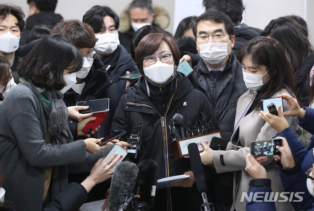 [서울=뉴시스]고승민 기자 = 서울중앙지법 민사합의34부(부장판사 김정곤)가 고(故) 배춘희 할머니 등 위안부 피해자 12명이 일본국을 상대로 낸 손해배상 청구 소송에 대해 원고 승소 판결을 내린 8일 서울중앙지법에서 이나영 정의기억연대 이사장이 취재진 입장을 밝히고 있다. 2021.01.08. kkssmm99@newsis.com