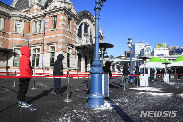 [서울=뉴시스] 박민석 기자 = 하루 신종 코로나바이러스 감염증(코로나19) 신규 확진자가 674명으로 집계된 8일 오전 서울 용산구 서울역 앞에 설치된 코로나19 임시선별검사소에서 시민들이 코로나19 검사를 받기 위해 줄을 서 있다. 2021.01.08. mspark@newsis.com