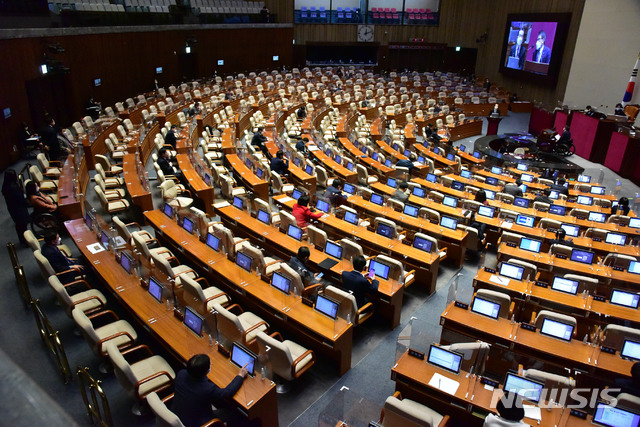 [서울=뉴시스]최동준 기자 = 8일 서울 여의도 국회 본회의장에서 열린 코로나19로 인한 방역실태, 백신 수급 상황 및 접종 시기에 대한 긴급현안질문에서 의원들이 자리를 비우며 많은 빈자리가 보이고 있다. (공동취재사진) 2021.01.08. photo@newsis.com