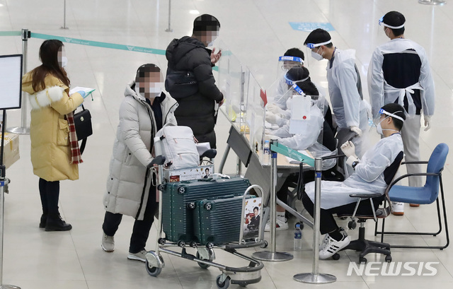 [인천공항=뉴시스]이영환 기자 = 해외 입국 외국인들에 대한 신종 코로나바이러스 감염증(코로나19) PCR(중합효소 연쇄반응, 유전자 증폭) 음성 확인서를 제출이 의무화된 8일 오전 인천국제공항 제1여객터미널에서 육군 검역지원단 대원들이 입국 승객들을 안내하고 있다. 한편 영국과 남아공 입국자는 내국인도 PCR 음성 확인서를 제출해야 하며 7일 기준 국내 영국·남아공 코로나19 변이는 각각 14건과 1건으로 총 15건이 확인됐다. 2021.01.08. 20hwan@newsis.com