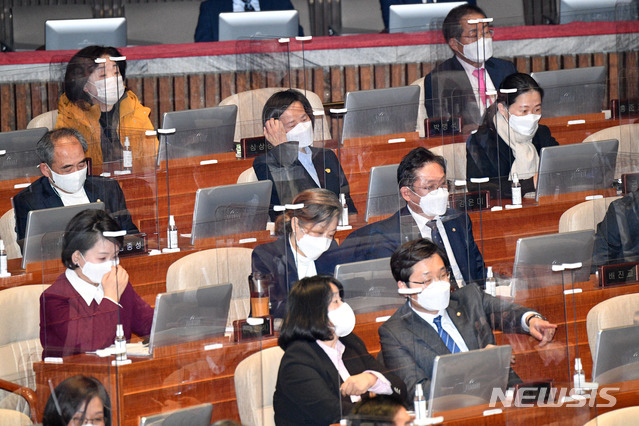 [서울=뉴시스]최동준 기자 = 강은미 정의당 원내대표를 비롯한 정의당 의원들이 8일 오후 서울 여의도 국회에서 열린 본회의에서 중대재해 처벌 등에 관한 법률안 통과 결과를 지켜보고 있다. (공동취재사진) 2021.01.08. photo@newsis.com