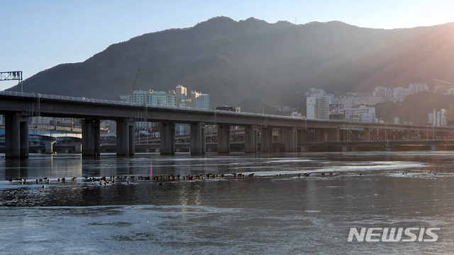 [부산=뉴시스] 부산기상청은 9일 부산지역 낙동강에서 결빙이 관측됐다고 밝혔다. 낙동강 결빙은 2018년 2월 4일 이후 약 3년 만이다. (사진=부산기상청 제공). 2020.01.09. photo@newsis.com