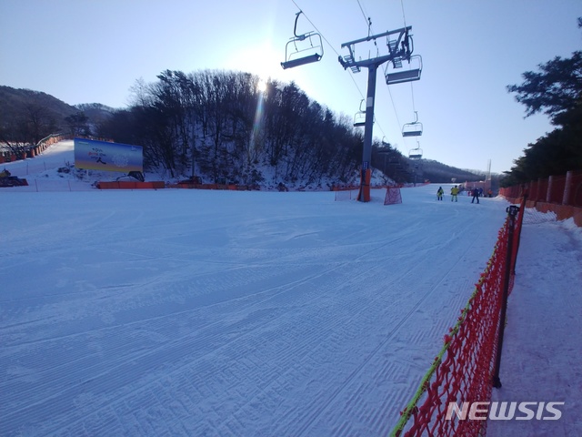 [용인=뉴시스] 9일 오전 10시께 경기 용인시 소재 A 스키장. 정부의 스키장 영업 제한 완화로 이용이 가능해졌지만, 스키장에는 사람들의 발길이 끊겨 한산했다.  