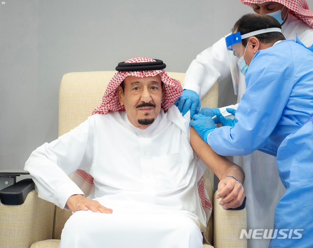 [네옴=AP/뉴시스]살만 빈 압둘아지즈(85) 사우디 국왕이 지난 1월8일(현지시간) 사우디아라비아 네옴에서 화이자·바이오엔테크 코로나19 백신을 접종하고 있다. 2021.01.09.