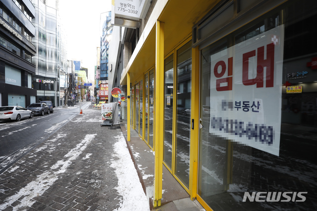 [서울=뉴시스]고승민 기자 = 한파가 이어지는 주말인 9일 서울 명동 일대가 한산하다. 2021.01.09. kkssmm99@newsis.com