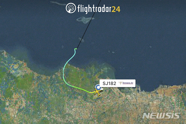 [AP/뉴시스]인도네시아에서 62명을 태운 보잉 737-500 여객기가 9일 이륙 후 연락이 두절됐다. 여객기에는 승객 56명을 포함해 총 62명이 탑승한 것으로 알려졌다. 2021.01.09.