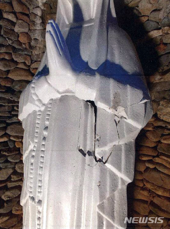 [부산=뉴시스] 부산 기장경찰서는 성당 마당에 들어가 돌을 던져 성모 마리아상을 파손한 뒤 달아난 남성을 추정하고 있다고 11일 밝혔다. (사진=부산경찰청 제공)
