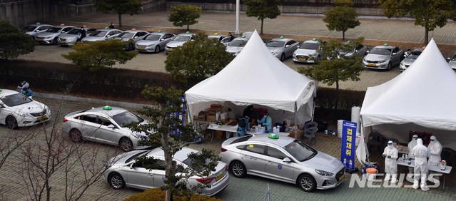 [부산=뉴시스] 하경민 기자 = 찾아가는 이동 선별검사소가 설치된 부산 연제구 부산아시아드주경기장 주차장을 찾은 택시 기사들이 11일 오전 드라이브스루 방식으로 코로나19 진단검사를 위한 검체를 채취하고 있다. 부산시는 무증상 감염 고리 차단을 위해 지역 택시 종사자 2만2000여명(개인택시 1만3837대, 법인택시 8600대)을 대상으로 한 찾아가는 이동 선별검사소를 오는 15일까지 닷새 동안 운영한다. 2021.01.11. yulnetphoto@newsis.com