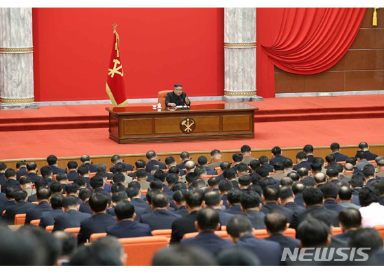 [서울=뉴시스]북한 노동신문은 지난 10일 당중앙위원회 본부회의실에서 열린 조선노동당 중앙위원회 제8기 1차 전원회의에 김정은 조선노동당 총비서가 참석했다고 11일 보도했다. (사진=노동신문 캡쳐) 2021.01.11. photo@newsis.com