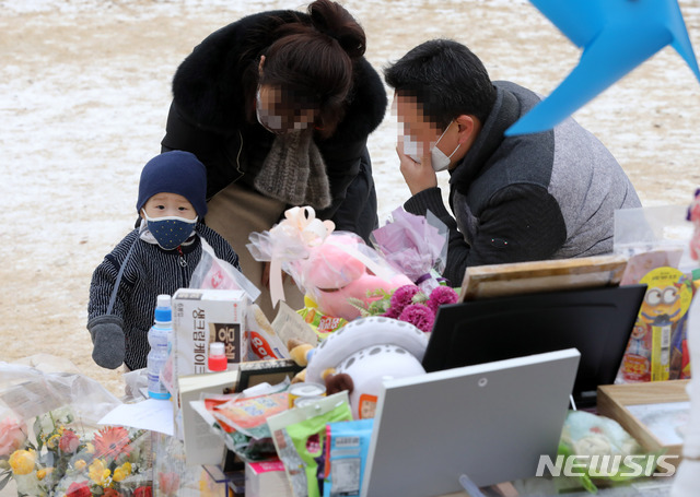 [양평=뉴시스]고범준 기자 = 11일 오전 경기도 양평군 서종면 하이패밀리 안데르센 공원묘원에 안치된 故 정인 양의 묘지를 찾은 추모객들이 고인을 추모하고 있다. 2021.01.11. bjko@newsis.com