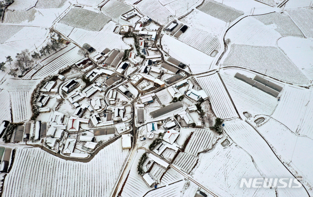 [무안=뉴시스] 류형근 기자 = 11일 오후 전남 무안군 해제면 한 마을이 하얀 눈에 둘어 쌓여 있다. 2021.01.11. hgryu77@newsis.com