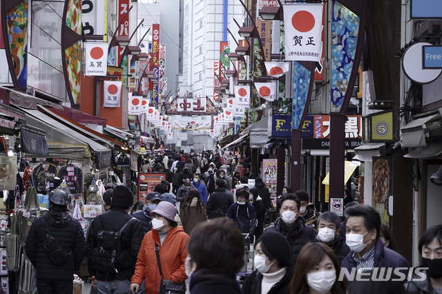 [도쿄=AP/뉴시스]지난 11일 신종 코로나바이러스 감염증(코로나19) 예방을 위해 마스크를 착용한 일본 시민들이 도쿄 우에노 쇼핑 거리를 걷고 있다. 2021.01.19.