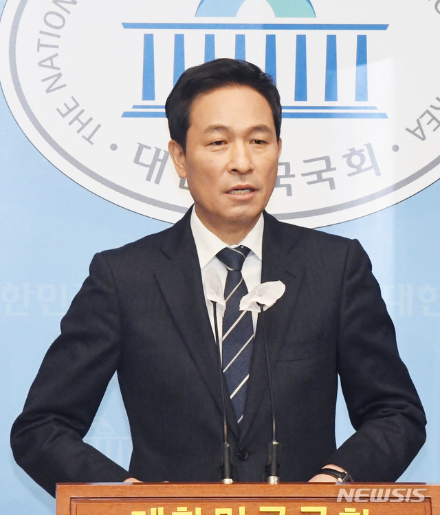 [서울=뉴시스]김진아 기자 = 서울시장 출마를 선언한 우상호 더불어민주당 의원이 12일 오전 서울 여의도 국회 소통관에서 내일을 꿈꾸는 서울 정책시리즈 첫 번째로 '주거안정' 부동산 정책을 발표하고 있다. (공동취재사진) 2021.01.12. photo@newsis.com