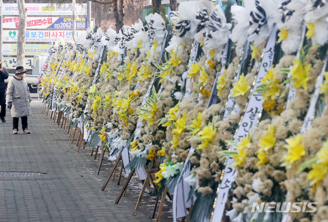 [서울=뉴시스]배훈식 기자 = 학대를 받아 숨진 것으로 알려진 정인이 양부모에 대한 재판을 하루 앞둔 12일 오전 서울 양천구 서울남부지방검찰청 앞에 정인이를 추모하는 조화가 길게 서 있다. 2021.01.12. dahora83@newsis.com