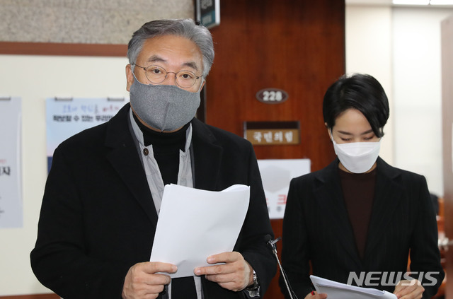 [서울=뉴시스]김진아 기자 = 정진석 국민의힘 공천관리위원장이 12일 서울 여의도 국회에서 4·7재보궐선거 공천관리위원회 회의 내용을 브리핑하고 있다. (공동취재사진) 2021.01.12. photo@newsis.com