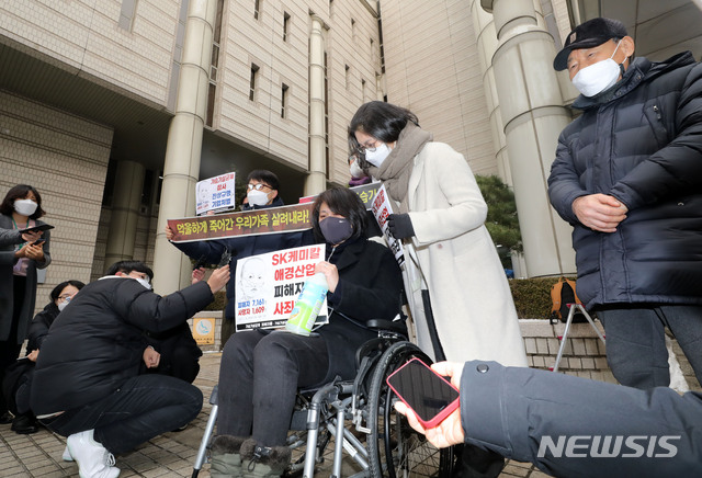 [서울=뉴시스]박주성 기자 = 인체에 유독한 원료 물질로 만들어진 가습기 살균제를 유통·판매한 혐의로 재판에 넘겨진 SK케미칼·애경 전 대표와 임직원들이 1심 무죄를 선고 받은 12일 오후 서울 서초구 서울중앙지방법원 앞에서 가습기 살균제 피해자 조순미 씨가 선고 결과를 듣고 발언을 하고 있다. 2021.01.12. park7691@newsis.com