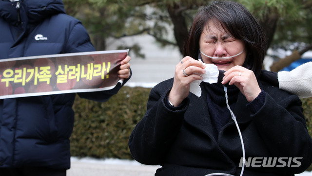 [서울=뉴시스]박주성 기자 = 인체에 유독한 원료 물질로 만들어진 가습기 살균제를 유통·판매한 혐의로 재판에 넘겨진 SK케미칼·애경 전 대표와 임직원들이 1심 무죄를 선고 받은 12일 오후 서울 서초구 서울중앙지방법원 앞에서 가습기 살균제 피해자 조순미 씨가 선고 결과를 듣고 눈물을 흘리고 있다. 2021.01.12. park7691@newsis.com