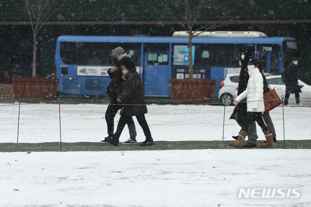 [서울=뉴시스]이윤청 기자 = 12일 오후 서울 중구 서울광장에 눈이 내리고 있다. 2021.01.12. radiohead@newsis.com