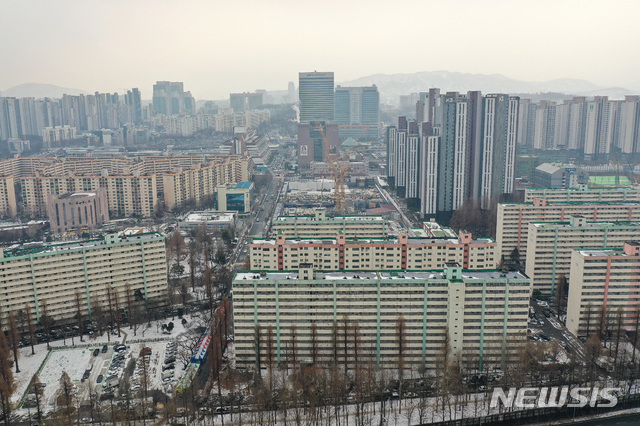 [서울=뉴시스]김병문 기자 = 임대차2법(계약갱신청구권제·전월세상한제) 시행 이후 전세와 매매 가격 차이가 좁혀진 12일 서울 서초구 한 아파트 단지가 보이고 있다. 12일 한국부동산원 전국주택가격동향조사에 따르면, 지난해 12월 기준 전국 아파트 전세가율은 70.9%로, 5개월 연속 상승했다. 2021.01.12. dadazon@newsis.com