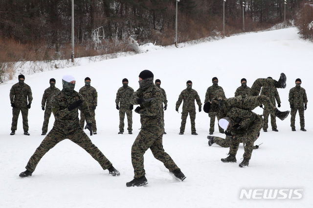 [서울=뉴시스]김병문 기자 = 육군특수전사령부 예하 악돌이대대 특전요원들이 지난 11일 강원 평창군 황병산 일대에서 '설한지 극복훈련'의 일환인 특공무술 훈련을 하고 있다. (사진=국방일보 제공) 2021.01.12. photo@newsis.com