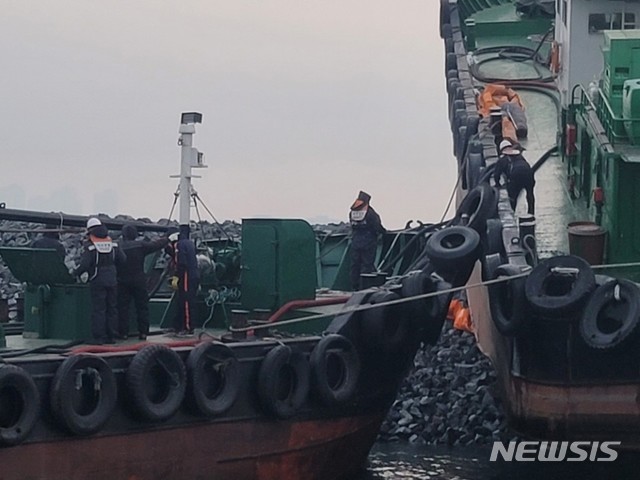 인천해경, 송도 LNG 인근서 좌주된 124t급 급유선 구난