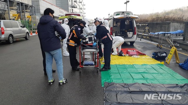 13일 화학물질 누출사고가 발생한 파주 LG디스플레이 공장 앞에서 소방대원들이 보호장비를 착용하고 있다. (사진=파주소방서 제공) 