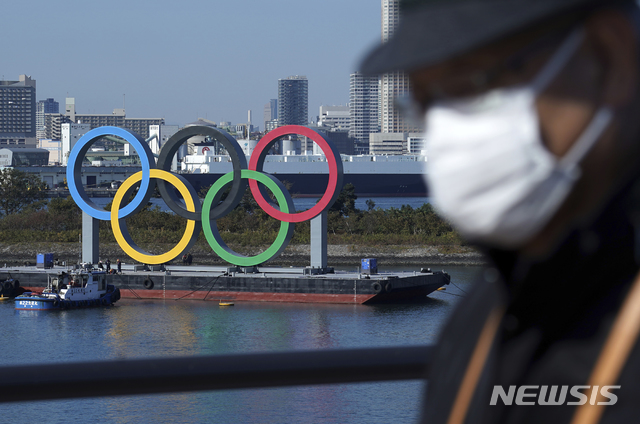 [도쿄=AP/뉴시스]일본 내 코로나19 감염 사례가 증가하면서 도쿄 올림픽 개최 중단에 대한 요구가 커지는 가운데 13일 발표된 한 여론조사 결과 일본 국민의 16%만이 올림픽을 예정대로 '개최해야 한다'라고 답한 것으로 나타났다. 국제올림픽위원회(IOC)와 국내조직위원회는 올림픽의 재차 연기는 불가능하며, 취소나 강행만이 유일한 선택이라고 밝혔다. 사진은 지난해 12월 1일 도쿄의 오다이바 해상에 설치한 오륜 마크 모습. 2021.01.13.