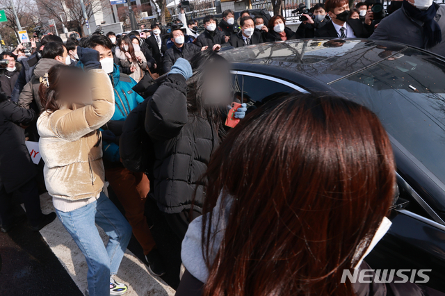 [서울=뉴시스]박주성 기자 = 생후 16개월 '정인이'를 학대해 숨지게한 양부모에 대한 첫 공판이 열리는 지난달 13일 오전 서울 양천구 서울남부지법에서 공판을 마친 양부 A씨가 탄 차량이 나오자 시민들이 분노를 표출하고 있다. (공동취재사진). 2021.01.13. photo@newsis.com